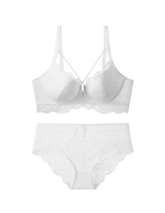 Ensemble de lingerie en dentelle blanche avec motifs floraux et détails en maille
