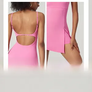Détail de la robe de sport rose avec dos nu et short de sécurité intégré pratique