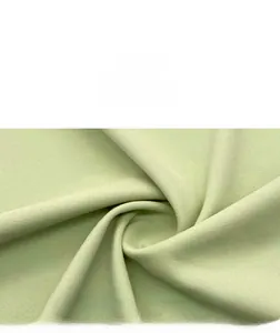 Gros plan sur un tissu vert clair 220g sensation peau nue, 80% nylon et 20% spandex