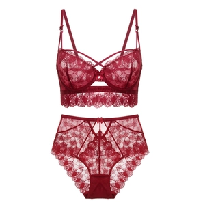 Ensemble de lingerie bordeaux en dentelle avec culotte haute et broderies florales