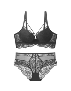 Détail d'ensemble de lingerie en dentelle noire avec broderie et fines brides