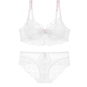 Detailansicht von weißem Spitzen-Unterwäscheset mit rosa Trägern und Schleife