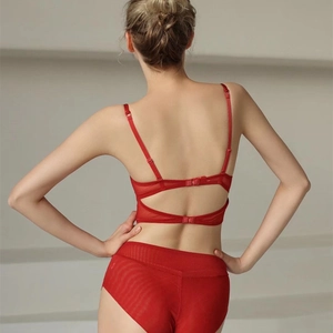 Ensemble lingerie en dentelle rouge avec soutien-gorge dos nu et culotte assortie
