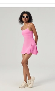 Détail de la robe de sport rose vif avec short intégré et fente latérale pour tennis