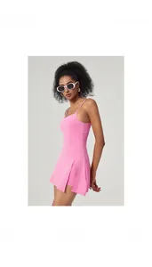 Détail de la robe de tennis rose avec fente latérale et short de sécurité intégré