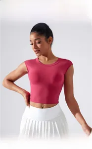 Gros plan du haut de yoga fuchsia avec tissu élastique et rembourrage intégré