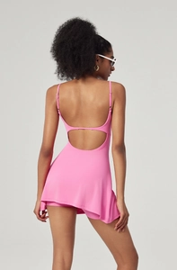 Robe de sport rose dos nu avec ourlet asymétrique et bretelles croisées actives
