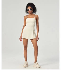 Détail d'une robe de tennis blanc crème avec fente latérale et short de protection