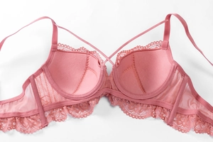 Détails du soutien-gorge en dentelle rose avec mesh respirant et broderie florale délicate