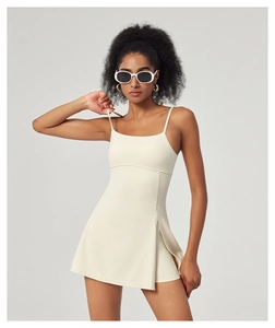 Détail d'une robe de tennis ivoire avec fente latérale à cordon et design dos nu