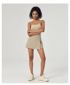 Détail d'une robe de sport beige avec fente latérale et short de sécurité intégré
