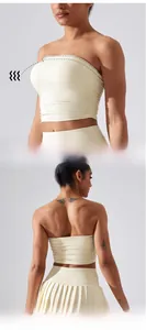 Detail eines cremefarbenen Yoga-Tube-Tops mit rutschfesten Gummistreifen und Rippenstruktur