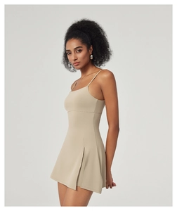 Détail de la robe de tennis beige montrant les fines bretelles et l'encolure carrée élégante