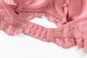 Détail du dos de ce soutien-gorge en dentelle avec bretelles réglables et agrafes