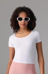 Gros plan sur le t-shirt de yoga blanc slim avec col rond et tissu élastique doux