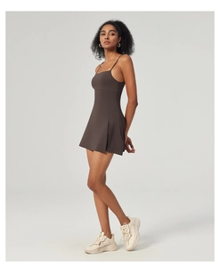 Vue détaillée du côté d'une robe de sport marron foncé avec petite fente latérale