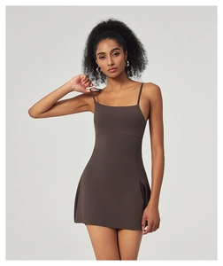 Gros plan d'une robe de sport marron foncé à fines bretelles et décolleté carré
