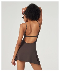 Robe de sport dos nu marron foncé avec coussinets et ourlet de jupe évasé athlétique