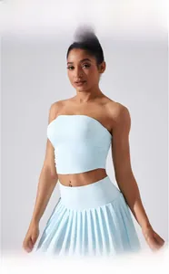 Detaillierte Ansicht des hellblauen Yoga-Tube-Tops mit Raffung und Falten-Tennisrock