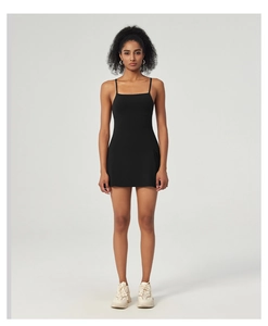 Détail de la robe de sport noire avec de fines bretelles et fente latérale