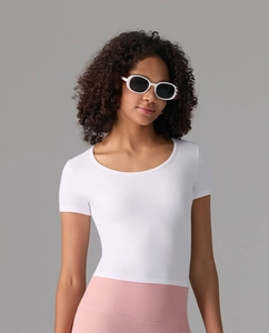 T-shirt de yoga blanc ajusté à manches courtes avec col rond pour sport et fitness