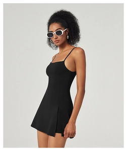 Détail de la robe de tennis noire avec encolure carrée et petite fente latérale discrète