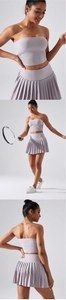 Detail des lavendelfarbenen Yoga-Sets mit Tube-Top und Faltenrock aus hochelastischem Stoff