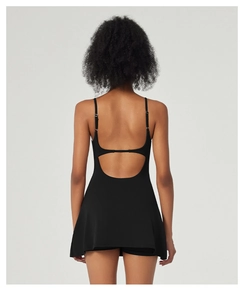 Vue arrière d'une robe de sport noire à dos ouvert avec fines bretelles et jupe en A