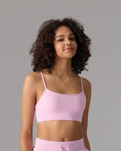 Détail d'un soutien-gorge de sport rose sans couture avec fines bretelles et texture douce