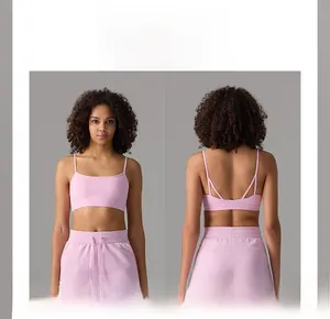 Détail de brassière yoga rose à fines bretelles, col en U et coussinets amovibles