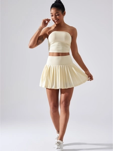 Zweiteiliges Sportset in Off-White mit trägerlosem Top und plissiertem Tennis-Rock