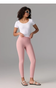 Vue complète du t-shirt de sport blanc et du legging de yoga rose à taille haute pour femme