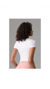 Gros plan d'un haut de yoga blanc à manches courtes avec un tissu de sport technique