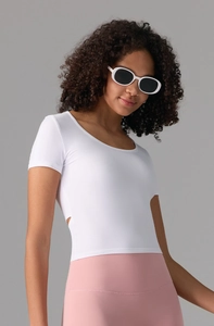 Détail du t-shirt de yoga blanc ajusté avec découpe latérale et texture en tissu doux