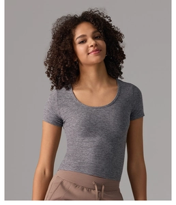 Détail du t-shirt de yoga gris ajusté montrant la texture chinée et le col rond profond