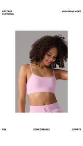 Détail du soutien-gorge de sport rose à fines bretelles et large bande de maintien