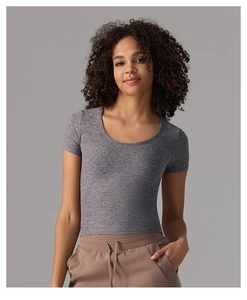 Gros plan du t-shirt de yoga gris montrant la texture détaillée du tissu respirant