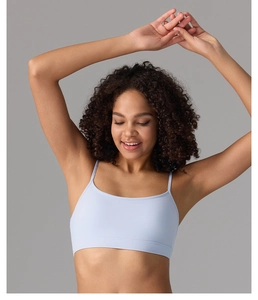 Détail du soutien-gorge de yoga sans couture bleu clair avec fines bretelles et bande