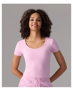 Détail du haut de yoga rose à manches courtes avec col en U large et texture de tissu mat