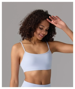 Détail du soutien-gorge de sport bleu clair avec texture sans couture et fines bretelles