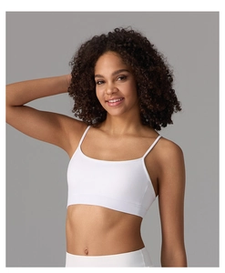 Gros plan détaillé du soutien-gorge de sport yoga blanc sans couture à fines bretelles