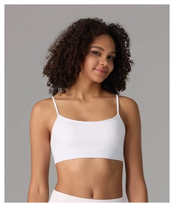 Gros plan sur le soutien-gorge de sport blanc sans couture avec fines bretelles
