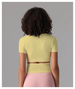 Détail de la découpe ouverte respirante au dos de ce t-shirt de yoga jaune ajusté