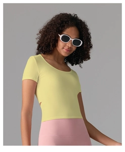 Détail du haut court de yoga jaune clair avec découpe géométrique à la taille