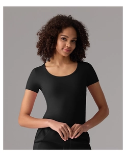 Détail d'un t-shirt de yoga noir cintré pour femme avec un col rond classique et élégant