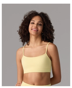 Détail du soutien-gorge de sport jaune clair avec fines bretelles et bande large
