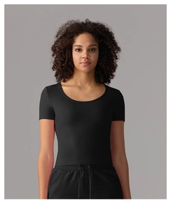Détail du t-shirt de yoga noir ajusté pour femme avec col rond et manches courtes