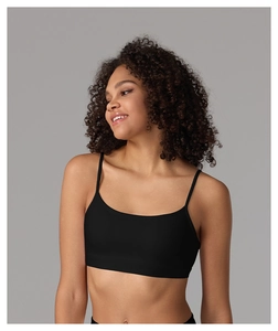 Vue de face de la brassière de sport noire à fines bretelles et décolleté en U