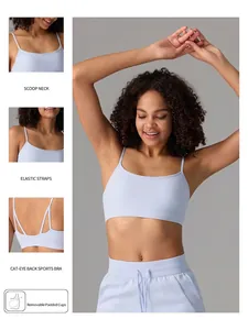 Ensemble de yoga bleu clair avec brassière à fines bretelles et pantalon de jogging