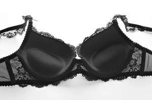 Vue macro des bonnets push-up en dentelle noire et des détails de dentelle florale